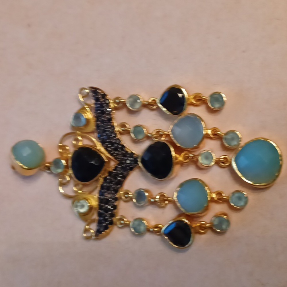 Woman's necklace drop